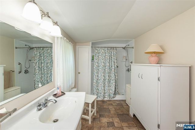 9-10 Malcolm Terrace, Fair Lawn, NJ 07410