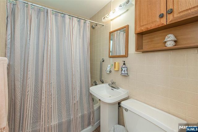 9-10 Malcolm Terrace, Fair Lawn, NJ 07410