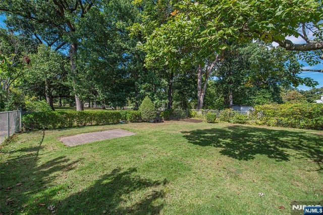 9-10 Malcolm Terrace, Fair Lawn, NJ 07410