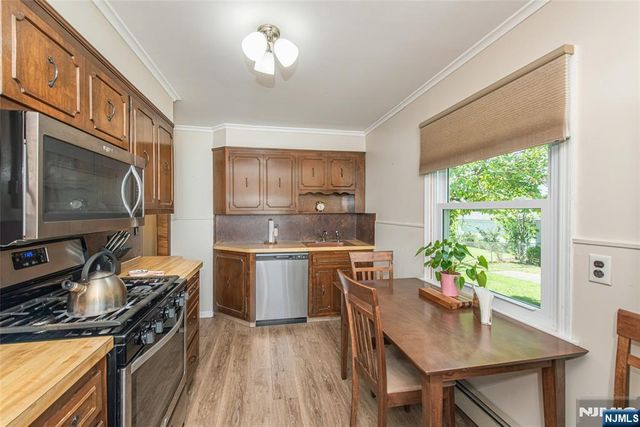9-10 Malcolm Terrace, Fair Lawn, NJ 07410