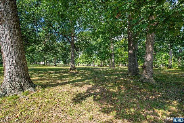 9-10 Malcolm Terrace, Fair Lawn, NJ 07410