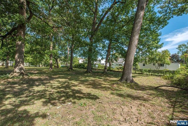 9-10 Malcolm Terrace, Fair Lawn, NJ 07410