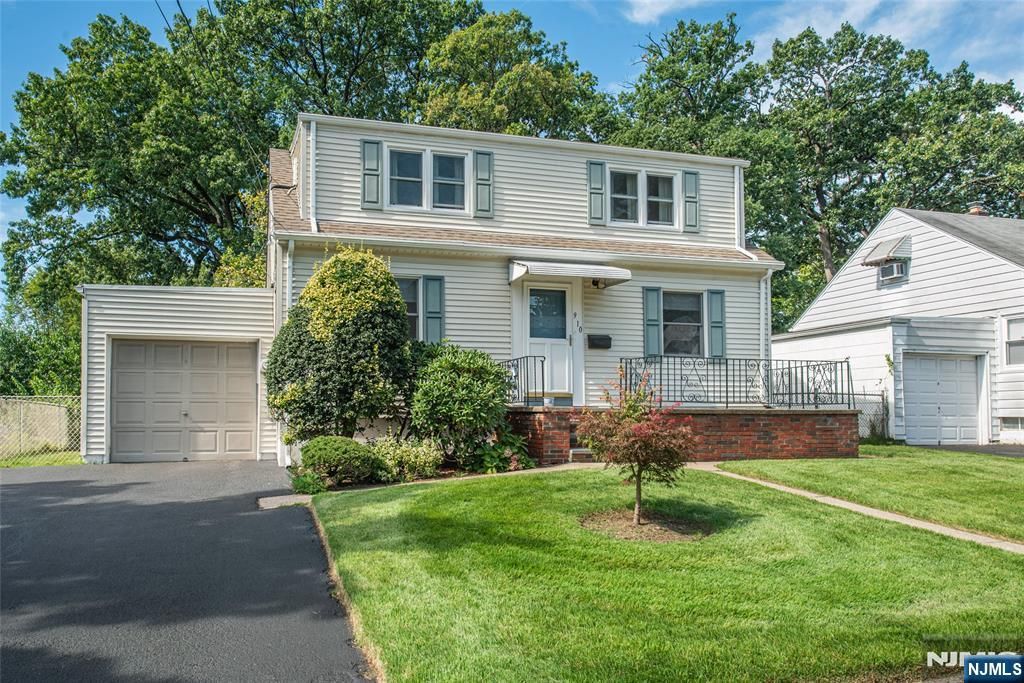 9-10 Malcolm Terrace, Fair Lawn, NJ 07410