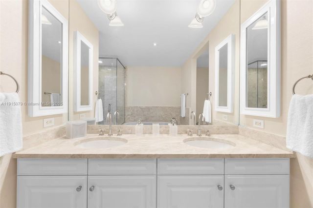 1425 Brickell Ave 54C, Miami, FL 33131