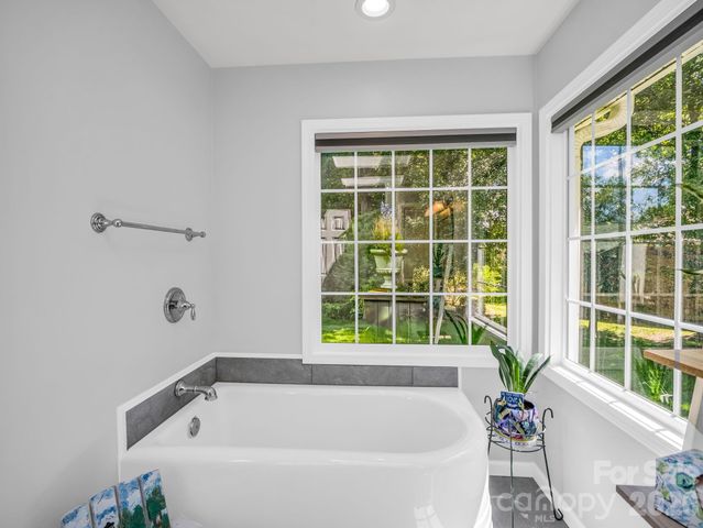 9 Kingfisher Lane, Mills River, NC 28759