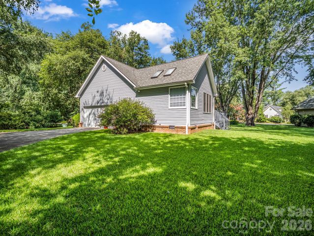 9 Kingfisher Lane, Mills River, NC 28759