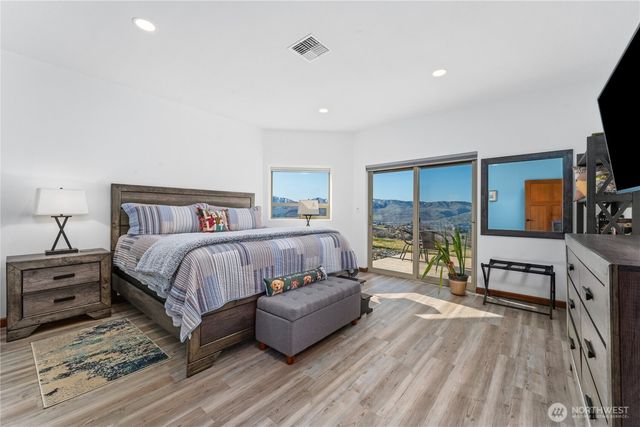 449 Lakayuse Road, Manson, WA 98831