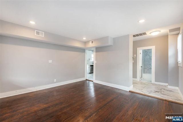 22 Comfort Place, Clifton, NJ 07011