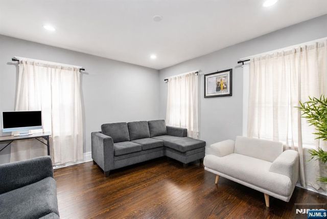 22 Comfort Place, Clifton, NJ 07011
