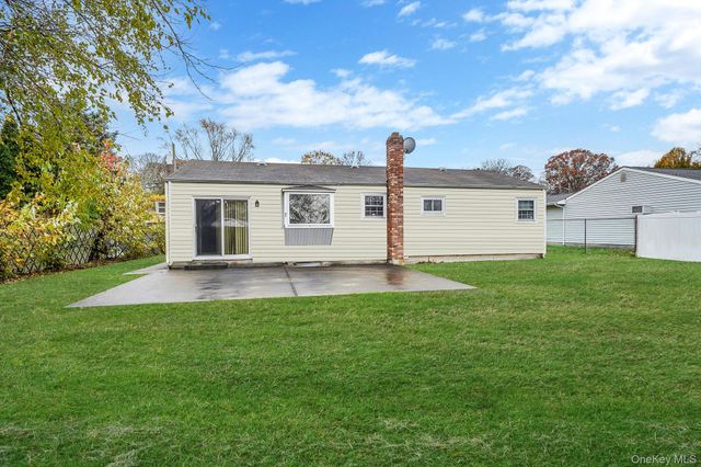 98 Rose Place, Selden, NY 11784