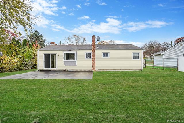 98 Rose Place, Selden, NY 11784