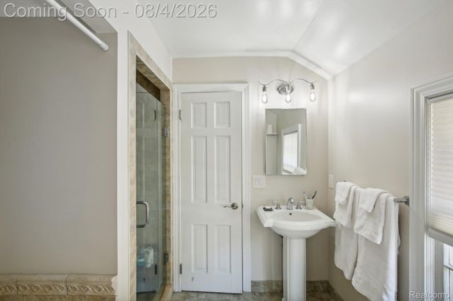 276 Lewiston Road, Grosse Pointe Farms, MI 48236