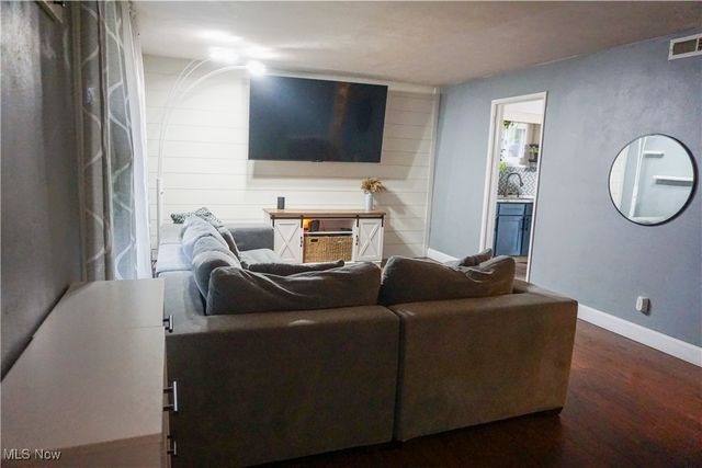 1140 Cooper Drive, Cuyahoga Falls, OH 44221