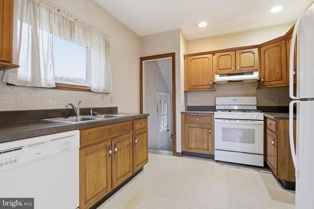 4221 CONCORD RD, Aston, PA 19014