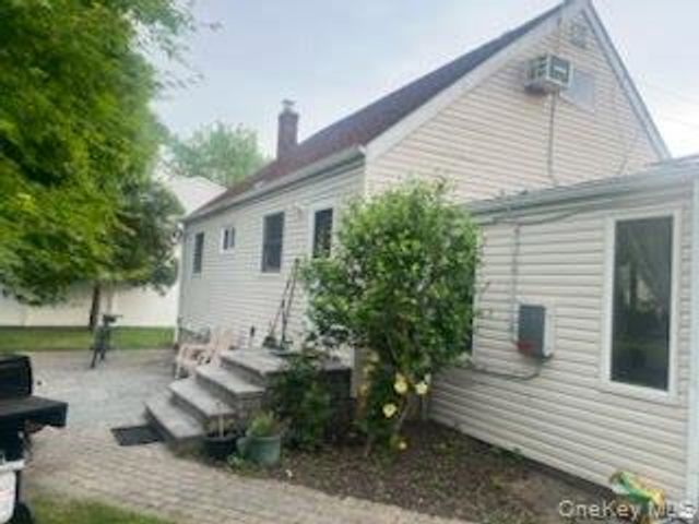 8 Wantagh Avenue, East Islip, NY 11730