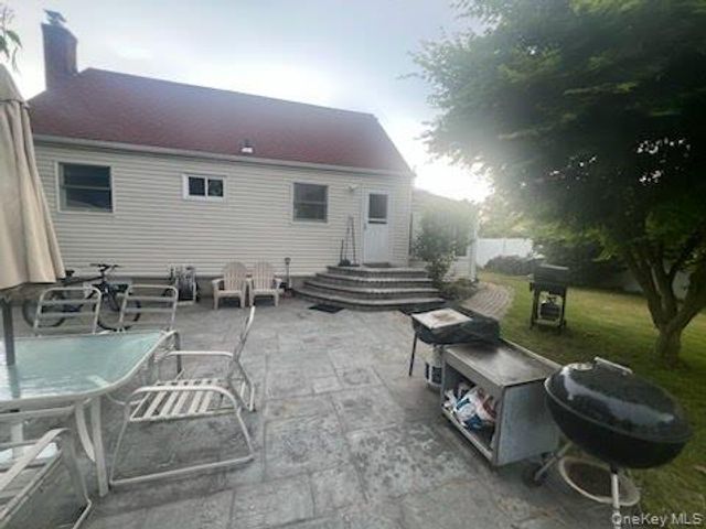 8 Wantagh Avenue, East Islip, NY 11730