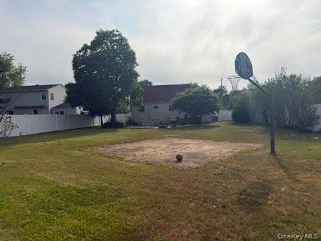 8 Wantagh Avenue, East Islip, NY 11730