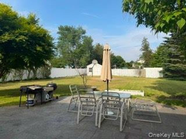 8 Wantagh Avenue, East Islip, NY 11730