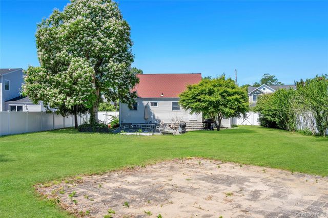8 Wantagh Avenue, East Islip, NY 11730