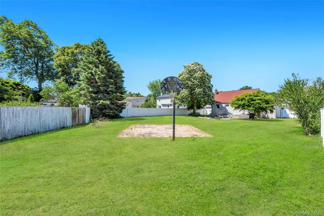 8 Wantagh Avenue, East Islip, NY 11730