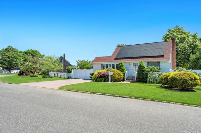 8 Wantagh Avenue, East Islip, NY 11730