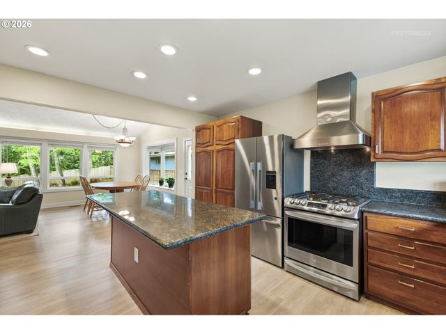 12395 Sw CLARA Ln, Lake Oswego, OR 97035
