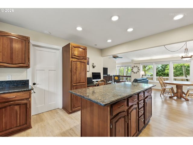 12395 Sw CLARA Ln, Lake Oswego, OR 97035