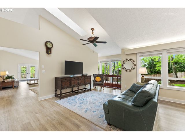 12395 Sw CLARA Ln, Lake Oswego, OR 97035