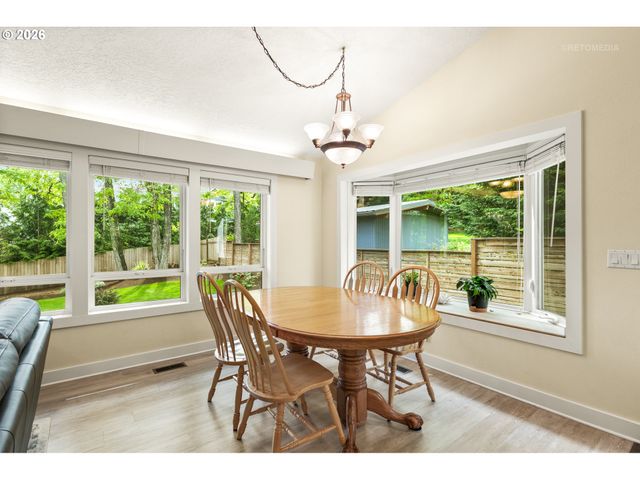 12395 Sw CLARA Ln, Lake Oswego, OR 97035