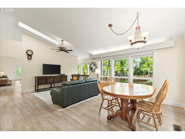 12395 Sw CLARA Ln, Lake Oswego, OR 97035