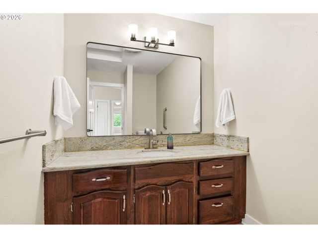 12395 Sw CLARA Ln, Lake Oswego, OR 97035