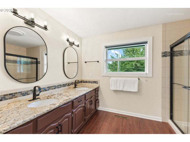 12395 Sw CLARA Ln, Lake Oswego, OR 97035