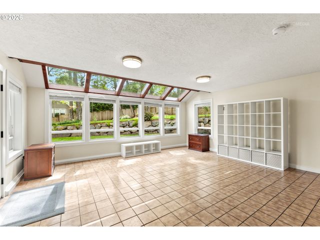12395 Sw CLARA Ln, Lake Oswego, OR 97035