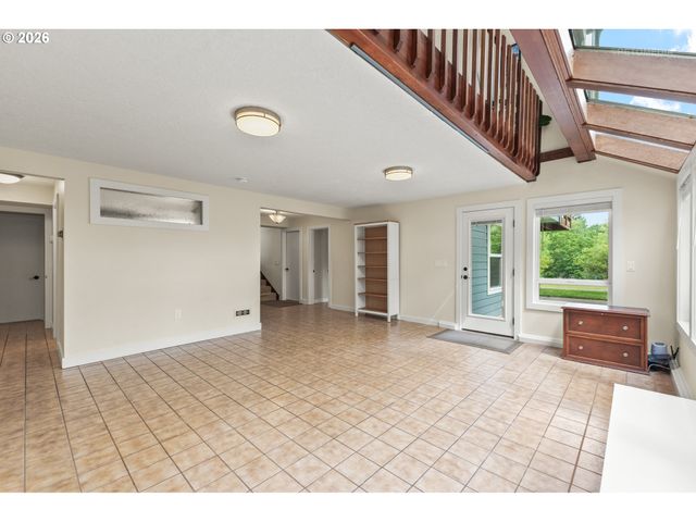 12395 Sw CLARA Ln, Lake Oswego, OR 97035
