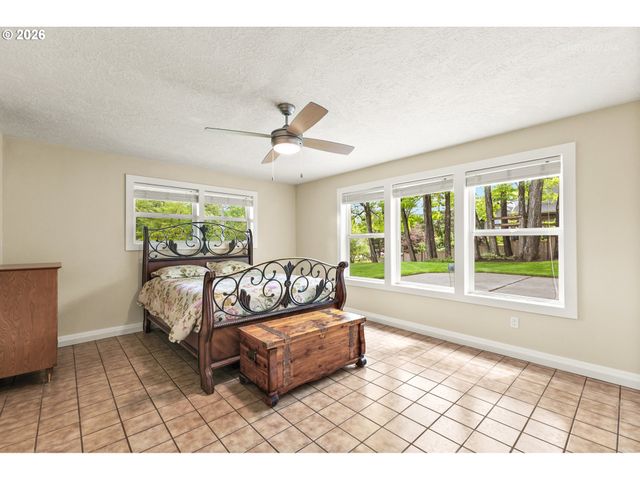 12395 Sw CLARA Ln, Lake Oswego, OR 97035