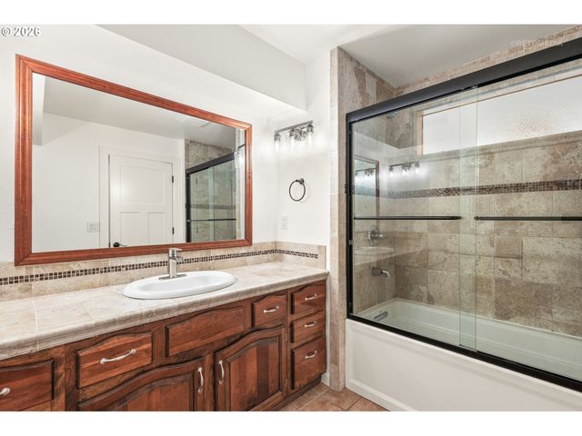 12395 Sw CLARA Ln, Lake Oswego, OR 97035