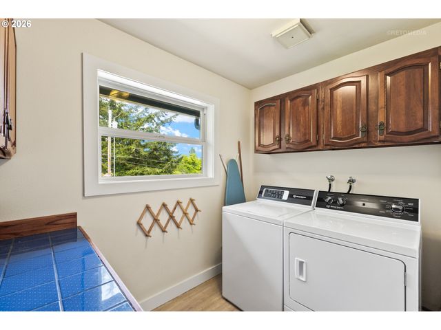 12395 Sw CLARA Ln, Lake Oswego, OR 97035