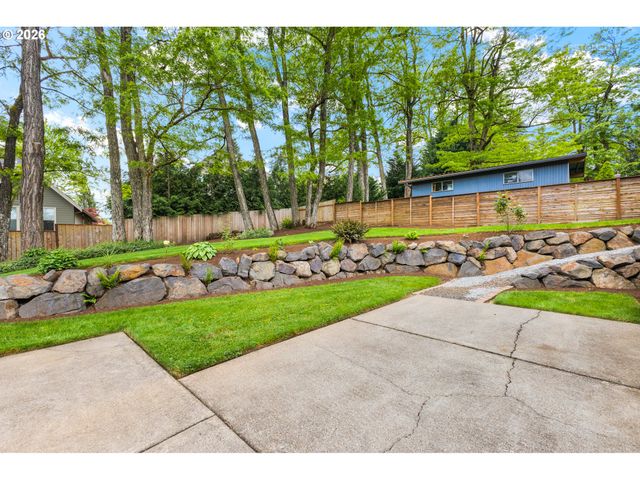 12395 Sw CLARA Ln, Lake Oswego, OR 97035