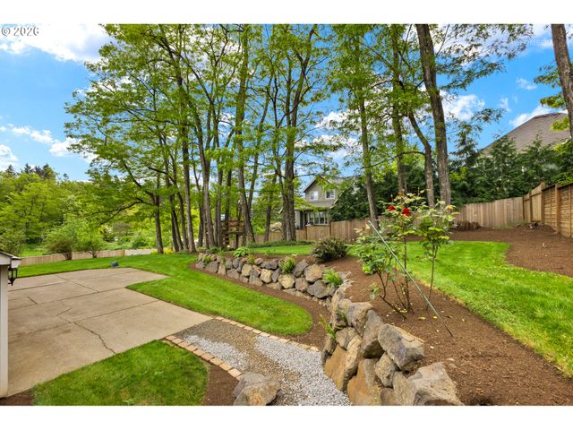 12395 Sw CLARA Ln, Lake Oswego, OR 97035