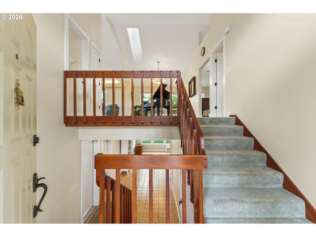 12395 Sw CLARA Ln, Lake Oswego, OR 97035