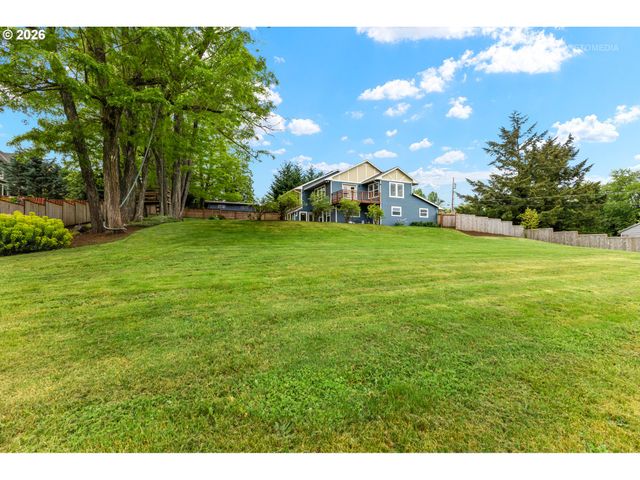12395 Sw CLARA Ln, Lake Oswego, OR 97035