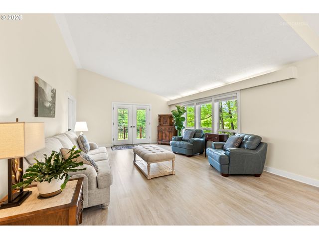 12395 Sw CLARA Ln, Lake Oswego, OR 97035