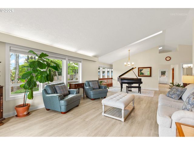 12395 Sw CLARA Ln, Lake Oswego, OR 97035