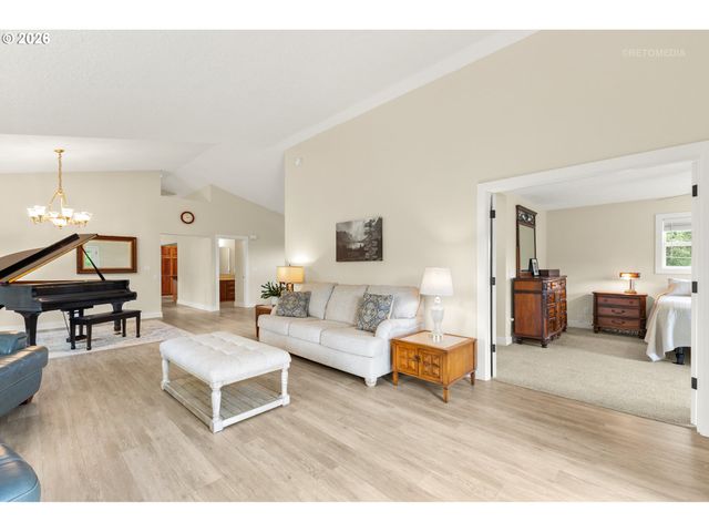 12395 Sw CLARA Ln, Lake Oswego, OR 97035