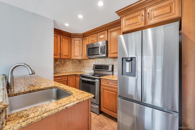 7 Swan Lane, Levittown, NY 11756