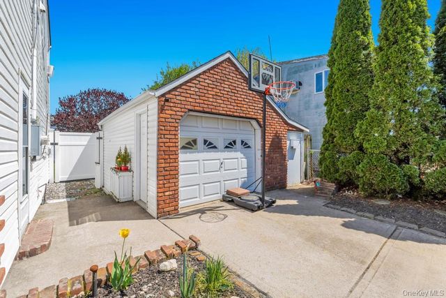 7 Swan Lane, Levittown, NY 11756