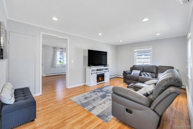 7 Swan Lane, Levittown, NY 11756
