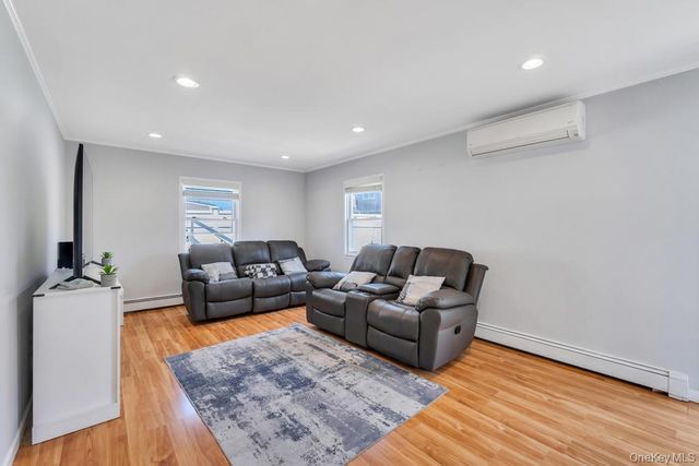 7 Swan Lane, Levittown, NY 11756