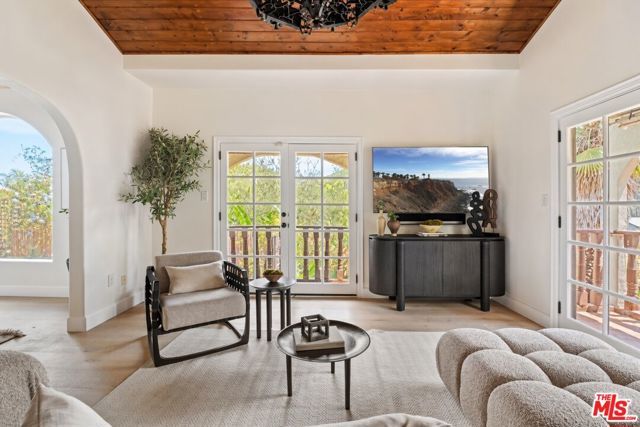 3249 Bennett Drive, Los Angeles, CA 90068