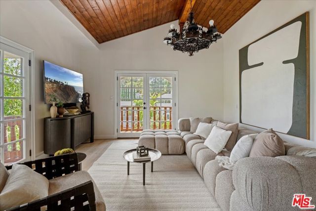 3249 Bennett Drive, Los Angeles, CA 90068